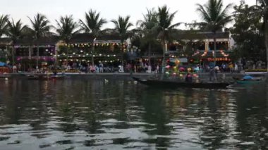 Hoi An, Vietnam, Şubat 2020: Nehirde Fener Festivali