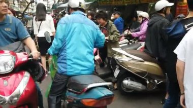 Hanoi, Vietnam, Ocak 2020: Sabahleyin yerel bir sokak pazarında kaotik bir manzara