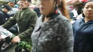 Hanoi, Vietnam, Ocak 2020: Sabahleyin yerel bir sokak pazarında kaotik bir manzara