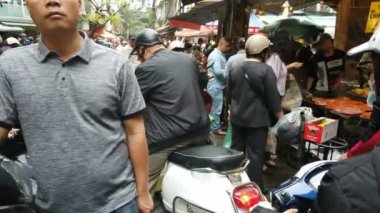 Hanoi, Vietnam, Ocak 2020: Sabahleyin yerel bir sokak pazarında kaotik bir manzara