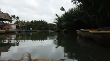 Hoi an, vietnam, takriben Şubat 2020: küçük bir balıkçı köyünde geleneksel yuvarlak tekneler