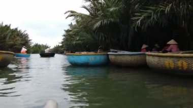 Hoi an, vietnam, takriben Şubat 2020: küçük bir balıkçı köyünde geleneksel yuvarlak tekneler