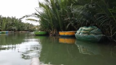 Hoi an, vietnam, takriben Şubat 2020: küçük bir balıkçı köyünde geleneksel yuvarlak tekneler