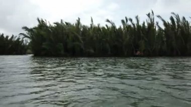 Hoi an, vietnam, takriben Şubat 2020: küçük bir balıkçı köyünde geleneksel yuvarlak tekneler