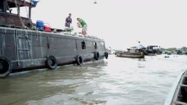 Acaba Tho, Vietnam, Şubat 2020: Yüzen büyük bir pazarda tekne gezisi 