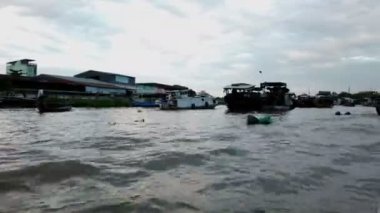 Acaba Tho, Vietnam, Şubat 2020: Yüzen büyük bir pazarda tekne gezisi 