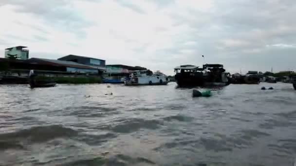Can Tho ベトナム 2020年2月頃 巨大な水上マーケットでのボート旅行 — ストック動画