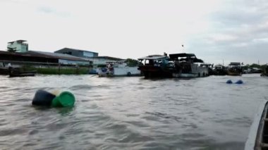 Acaba Tho, Vietnam, Şubat 2020: Yüzen büyük bir pazarda tekne gezisi 