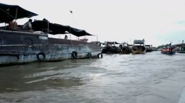 Acaba Tho, Vietnam, Şubat 2020: Yüzen büyük bir pazarda tekne gezisi 