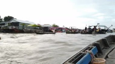 Acaba Tho, Vietnam, Şubat 2020: Yüzen büyük bir pazarda tekne gezisi 