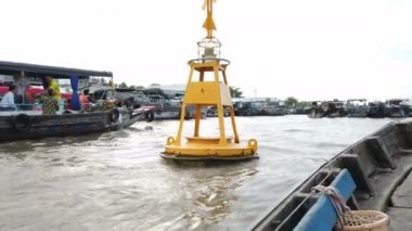 Acaba Tho, Vietnam, Şubat 2020: Yüzen büyük bir pazarda tekne gezisi 