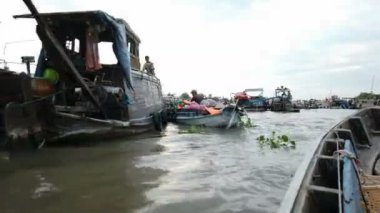 Acaba Tho, Vietnam, Şubat 2020: Yüzen büyük bir pazarda tekne gezisi 