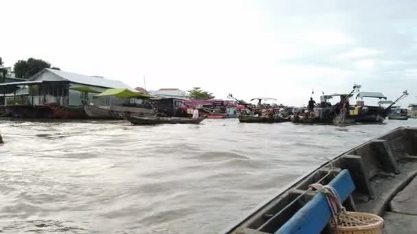 Can Tho ベトナム 2020年2月頃 巨大な水上マーケットでのボート旅行 — ストック動画