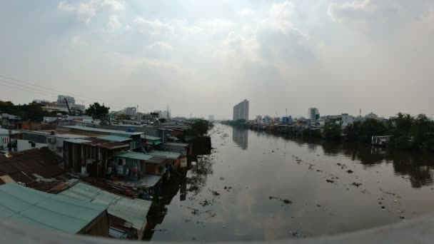 2020年2月頃ベトナム ホーチミン市 川の近くの忙しい街の生活 — ストック動画