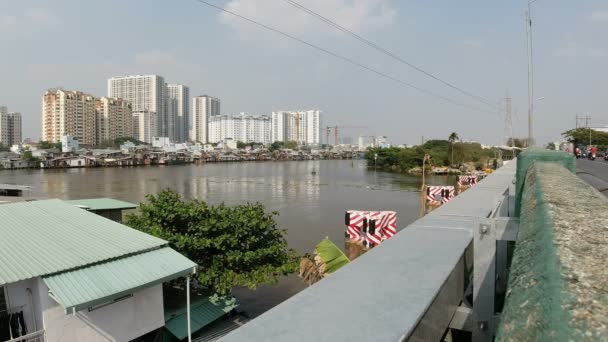胡志明市 约2020年2月 河附近的繁忙街道生活 — 图库视频影像