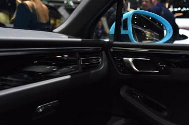 Cenevre, İsviçre - 04 Mart 2019: Porsche Macan - Cenevre Uluslararası Otomobil Fuarı 2019