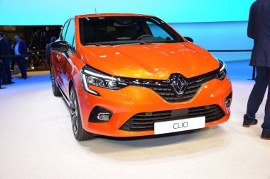 Cenevre, İsviçre - 04 Mart 2019: Renault Clio - Cenevre Uluslararası Otomobil Fuarı 2019