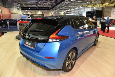 Sofya, Bulgaristan - 11 Ekim 2019: Sofya Motor Fuarında Nissan Yaprağı