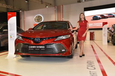 Sofya, Bulgaristan - 11 Ekim 2019: Toyota Camry Hybrid Sofya Motor Sho 'da