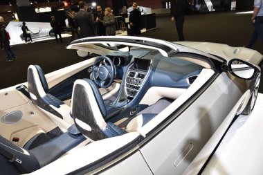 Paris, Fransa - 3 Ekim 2018: Aston Martin Db11 Cabriolet, Paris Motor Fuarı