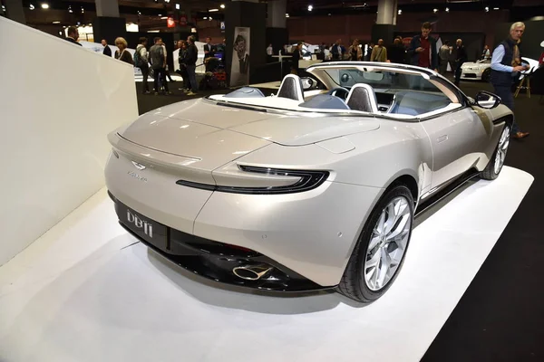 Париж, Франция - 3 октября 2018 года: Aston Martin DB11 Cabriolet на Парижском автосалоне — стоковое фото