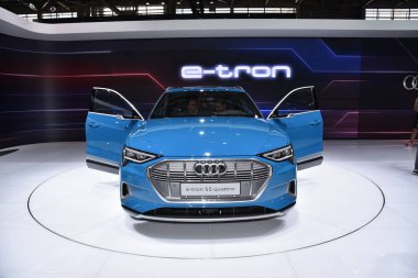 Paris, Fransa - 3 Ekim 2018: Audi e-Tron Paris Motor Fuarında
