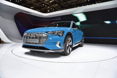 Paris, Fransa - 3 Ekim 2018: Audi e-Tron Paris Motor Fuarında