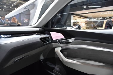 Paris, Fransa - 3 Ekim 2018: Audi e-Tron Paris Motor Fuarında