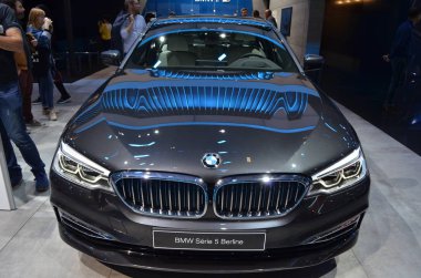 Paris, Fransa - 03 Ekim 2018: Bmw Serie 5 Berline, Paris Motor Fuarı