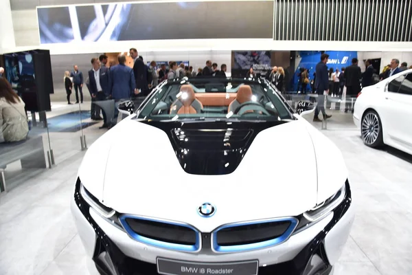 París, Francia - 03 de octubre de 2018: BMW i8 Roadster en el Salón del Automóvil de París — Foto de Stock