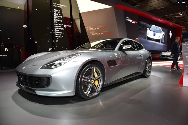 París, Francia - 02 de octubre de 2018: Ferrari GTC4 Lusso en el Salón del Automóvil de París — Foto de Stock