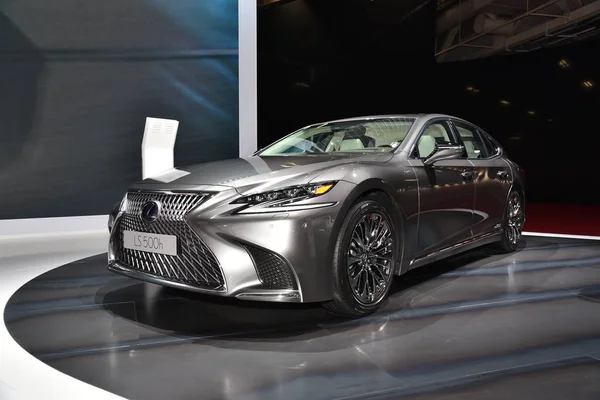 París, Francia - 02 de octubre de 2018: Lexus LS 500h en el Salón del Automóvil de París — Foto de Stock