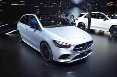 Paris, Fransa - 3 Ekim 2018: Mercedes-Benz B 200d Paris Motor Fuarı