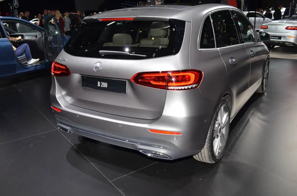 Paris, Fransa - 3 Ekim 2018: Mercedes-Benz B 200 Paris Motor Fuarı