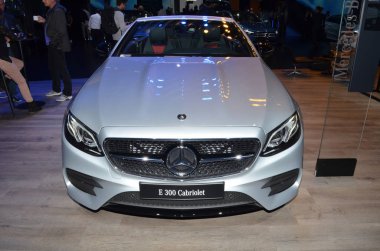 Paris, Fransa - 3 Ekim 2018: Mercedes-Benz E 300 Cabriolet Paris Motor Fuarı