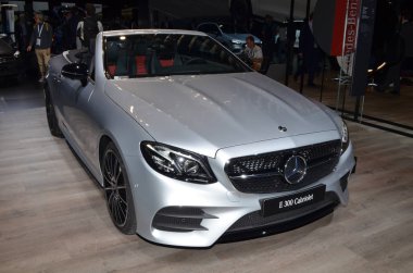 Paris, Fransa - 3 Ekim 2018: Mercedes-Benz E 300 Cabriolet Paris Motor Fuarı