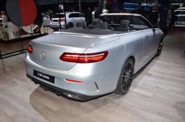 Paris, Fransa - 3 Ekim 2018: Mercedes-Benz E 300 Cabriolet Paris Motor Fuarı