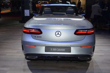 Paris, Fransa - 3 Ekim 2018: Mercedes-Benz E 300 Cabriolet Paris Motor Fuarı
