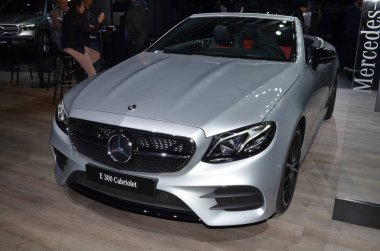 Paris, Fransa - 3 Ekim 2018: Mercedes-Benz E 300 Cabriolet Paris Motor Fuarı