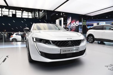 Paris, Fransa - 02 Ekim 2018: Peugeot 508 Sw Hybrid Paris Motor Fuarında