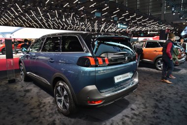 Paris, Fransa - 02 Ekim 2018: Peugeot 5008 Paris Motor Fuarı