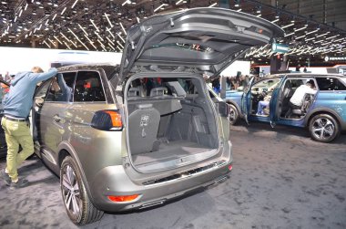 Paris, Fransa - 02 Ekim 2018: Peugeot 5008 Gt Paris Motor Fuarı