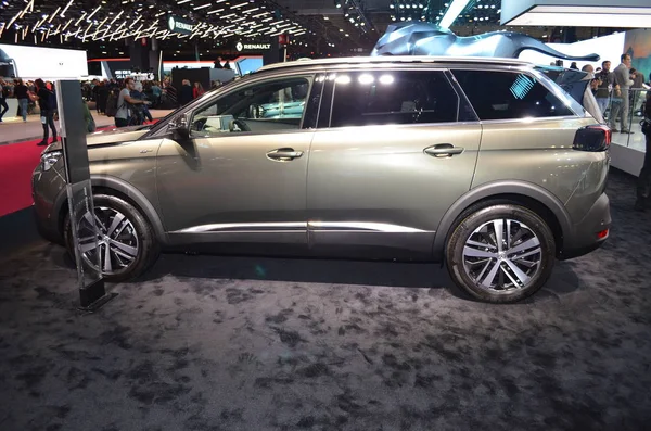 París, Francia - 02 de octubre de 2018: Peugeot 5008 GT en el Salón del Automóvil de París — Foto de Stock