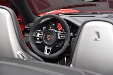 Paris, Fransa - 02 Ekim 2018: Porsche 911 Carrera 4 Gts Cabrio Paris Motor Fuarı
