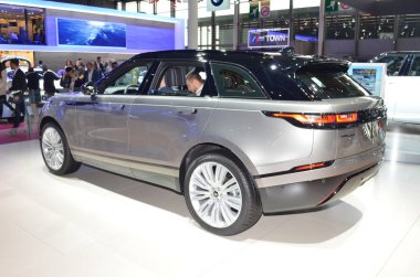 Paris, Fransa - 03 Ekim 2018: Paris Motor Fuarında Range Rover Velar