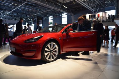 Paris, Fransa - 3 Ekim 2018: Tesla Model 3 Paris Motor Show 'da