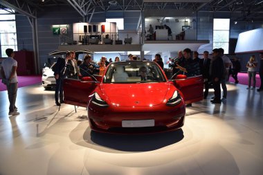 Paris, Fransa - 3 Ekim 2018: Tesla Model 3 Paris Motor Show 'da