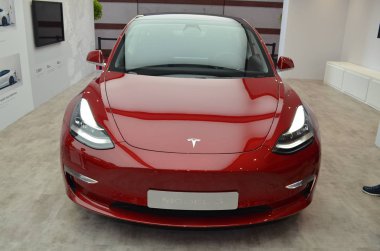 Paris, Fransa - 3 Ekim 2018: Tesla Model 3 Paris Motor Show 'da