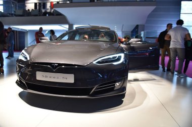 Paris, Fransa - 03 Ekim 2018: Tesla Model S Paris Motor Show 'da