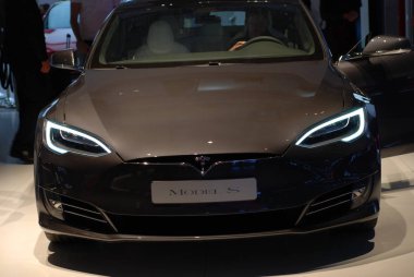 Paris, Fransa - 03 Ekim 2018: Tesla Model S Paris Motor Show 'da